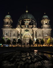 der Berliner Dom bei Nacht