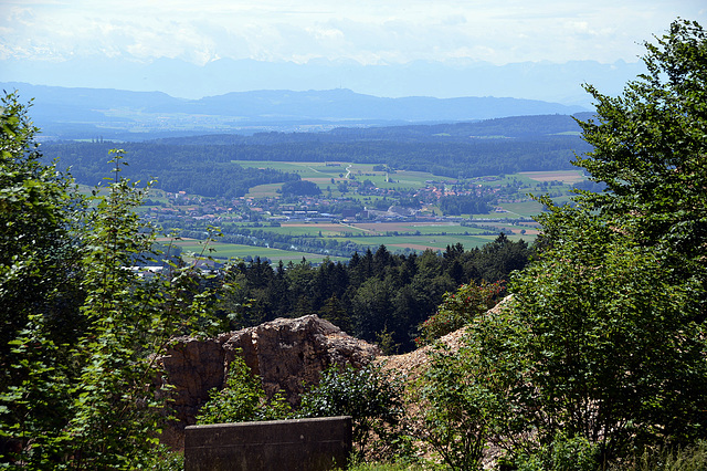 Blick ins Mittelland im Vorgergrund teil der Gemeinde Oberdorf, dahinter die Voralpen, und im Dunst noch zu erkennen die Hochalpen