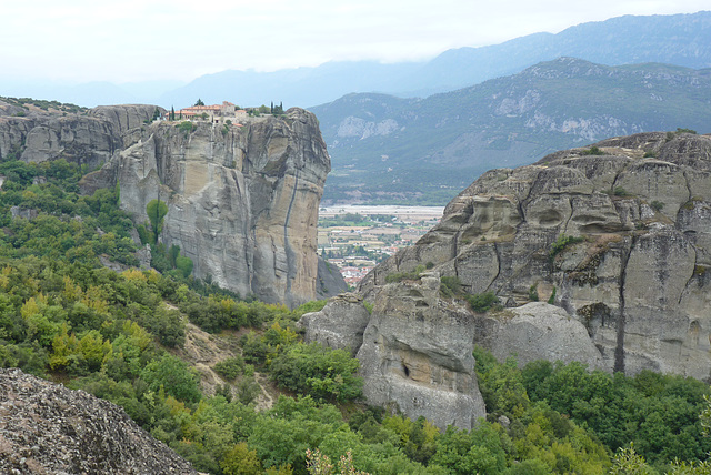 Durante el siglo XIV, el momento de máximo esplendor constructivo, llegaron a existir en Meteora 24 monasterios; hoy sólo seís de ellos acogen a un puñado de monjes y monjas entre sus muros. Este espe