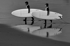 Niños con la tabla de surf bajo el brazo