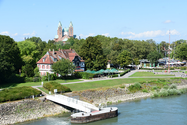 Blick von der Rheinbrücke auf den Kaiserdom von Speyer