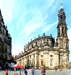 Dresden. Die Hofkirche zwischen Schloss und Elbufer. ©UdoSm