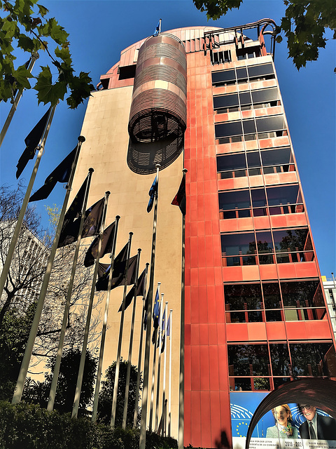 I always liked this modern building at 46 Paseo de la Castellana. Good on large / z / full screen, etc.