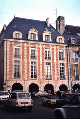 Paris (75)  18 mai 1977 . la Place des Vosges. (diapositive numérisée).