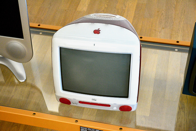 Hamburg 2019 – Museum für Kunst und Gewerbe – 2000 Apple iMac ruby