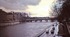 Paris (75)  décembre 1977 .(diapositive numérisée).