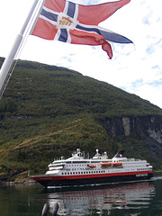 Hurtigruten in Geiranger Fjord