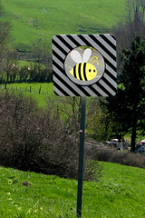 Enfin du nouveau dans la signalisation :   "Attention , passage d'abeilles"