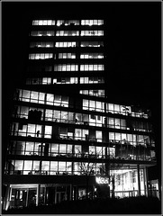 Un immeuble de bureaux : nocturne
