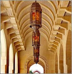 Mascate : il porticato esterno della moskea Sultan Qaboos con i suoi originali lampadari