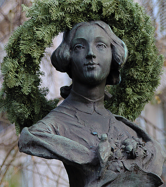 Buste de Clotilde de Vaux , écrivaine , poétesse