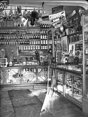 Interieur einer Fotodrogerie vor 1950