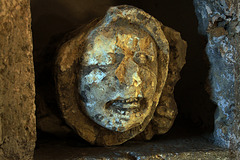 Un miracle . Après l'incendie de Notre-Dame , la tête de Quasimodo retrouvée intacte . On pourrait croire qu'elle a morflé , et bien non . .
