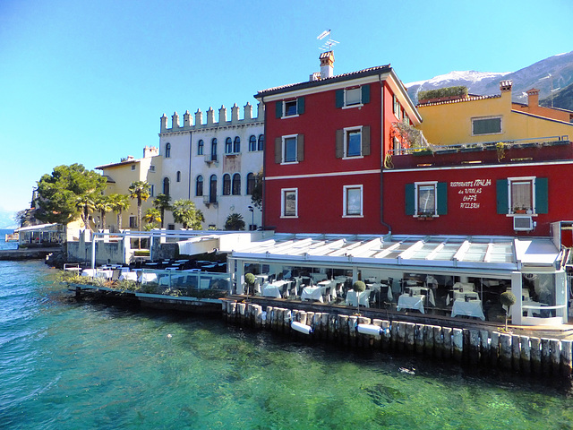 Strandrestaurants am Ufer vor dem Palazzo dei Capitani.  ©UdoSm