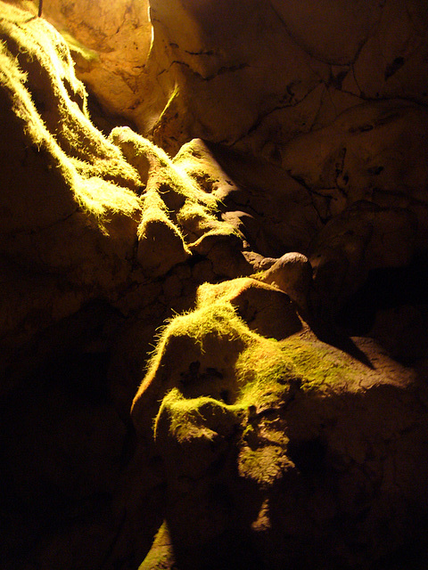 beleuchtete Felsenhöhle
