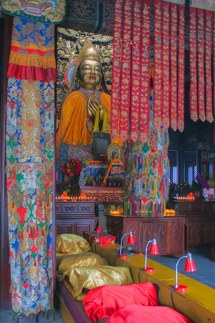 Praying hall inside the Yonghe Temple