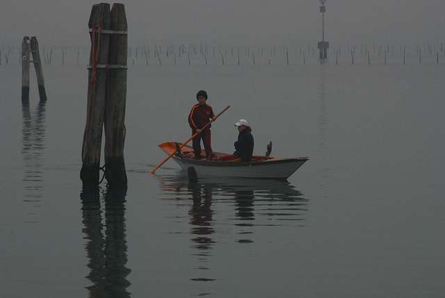 Zwei Venezianerinnen bei einem nebeligen Ausflug