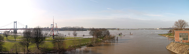 Panoramablick über den Rhein in Ruhrort