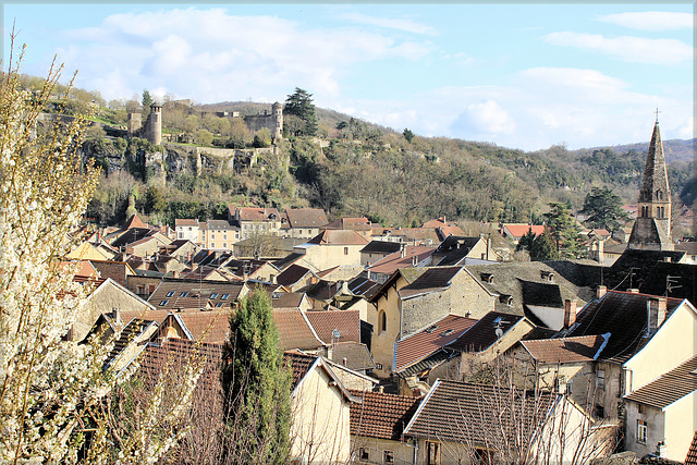 Crémieu (38) 8 mars 2016. La vieille ville et, au fond, la colline Saint-Hippolyte et les fortifications.