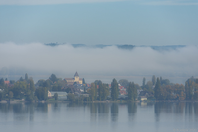 Nebel über dem Untersee - Blick vom Schloss Arenenberg zur Insel Reichenau (© Buelipix)
