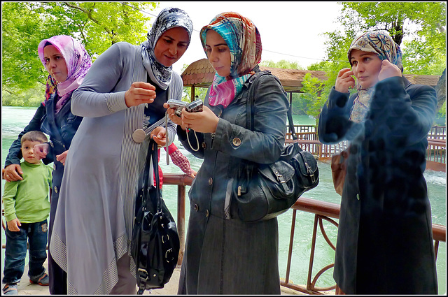 Alanya : queste signore turche controllano le foto appena scattate alle rapide spettacolari