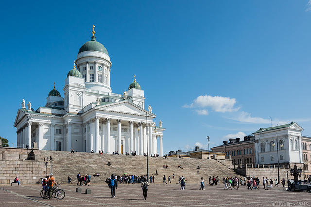 auf dem Senatsplatz vor dem Dom Helsinki (© Buelipix)
