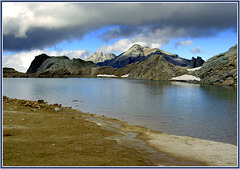 Il lago Sommeiller nel 2008 dà i primi segni di perdita di livello : il ghiacciaio che lo alimenta è quasi esaurito - mt.3009 s.l.m.