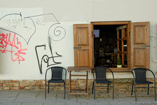 Strassencafé in Vilnius (© Buelipix)