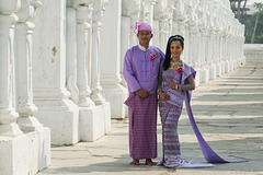 burmesisches Hochzeitspaar in Mandalay (© Buelipix)