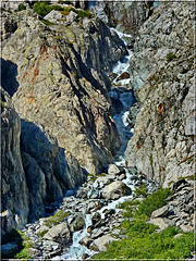 Vallouise : l'acqua del ghiacciaio scende tra le rocce