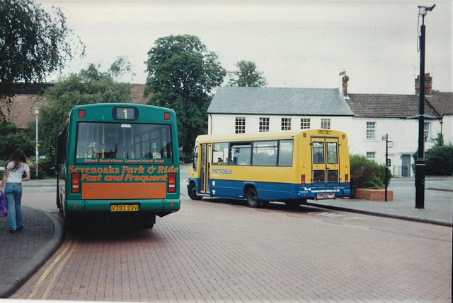 Sevenoaks District Council V393 SVV and Metrobus 951 (S951 VMY) in Sevenoaks – 14 Aug 2000 (441-24)