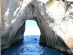 Capri-Arco nei faraglioni