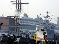 "Cap San Diego" und "Queen Mary 2"