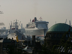 "Queen Mary 2", old elbe tunnel and "Cap San Diego"