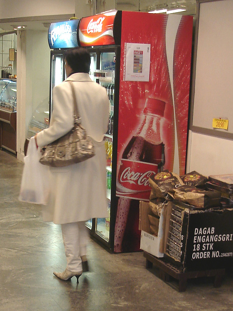 Alfo Gross tall Swedish Lady in long white pants & high-heeled Boots  /   Grande Dame Suédoise en longs pantalons blancs et Bottes à talons hauts