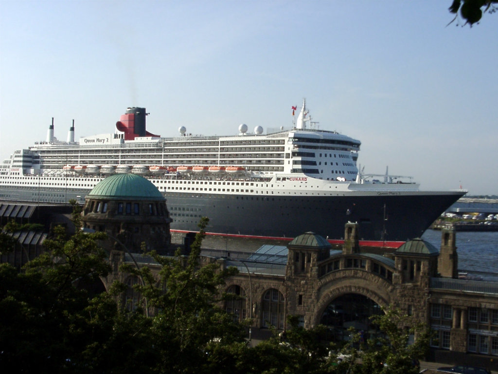 QM2 and Elbetunnel