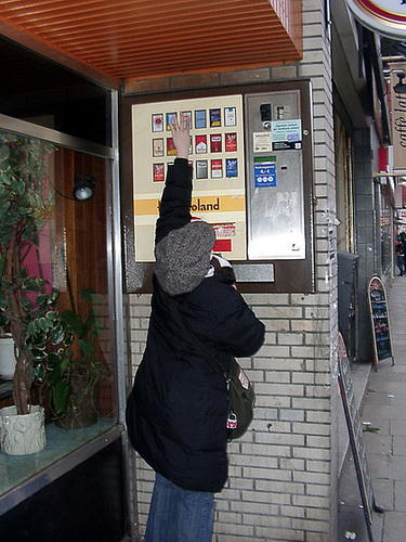 Zigarettenautomat mit spezieller Form der Kindersicherung