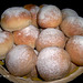 Witte kadetten en rustieke bruine broodjes