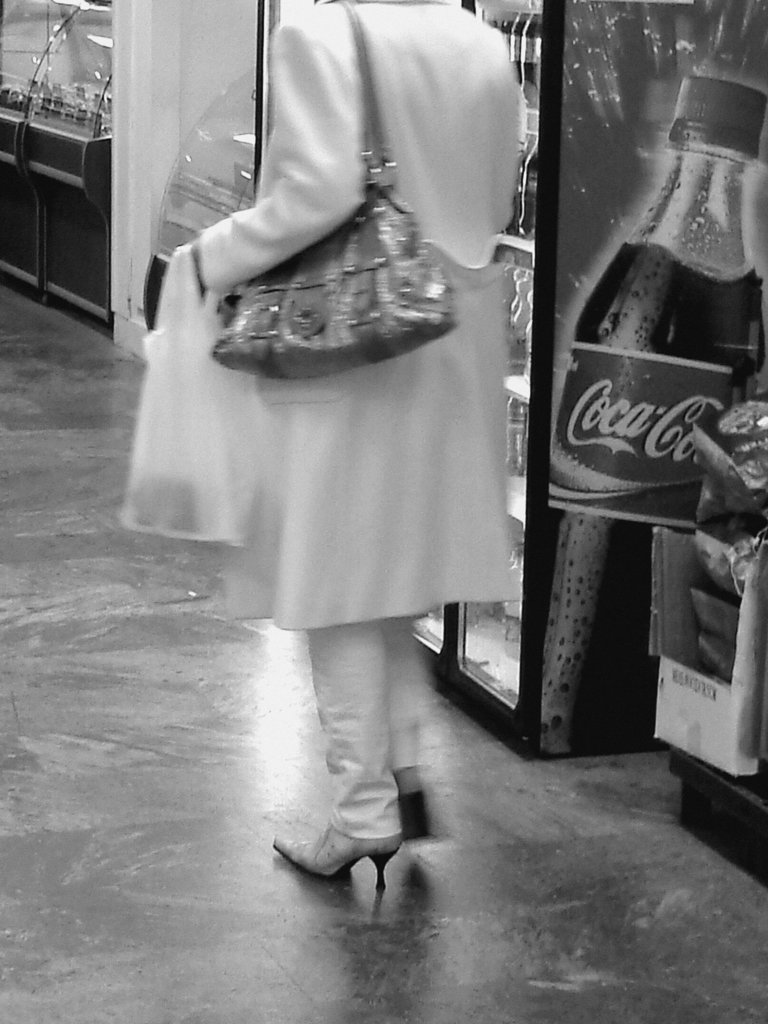 Alfo Gross tall Swedish Lady in long white pants & high-heeled Boots  /   Grande Dame Suédoise en longs pantalons blancs et Bottes à talons hauts - Helsingborg / Suède - 22 Octobre 2008 -  B & W