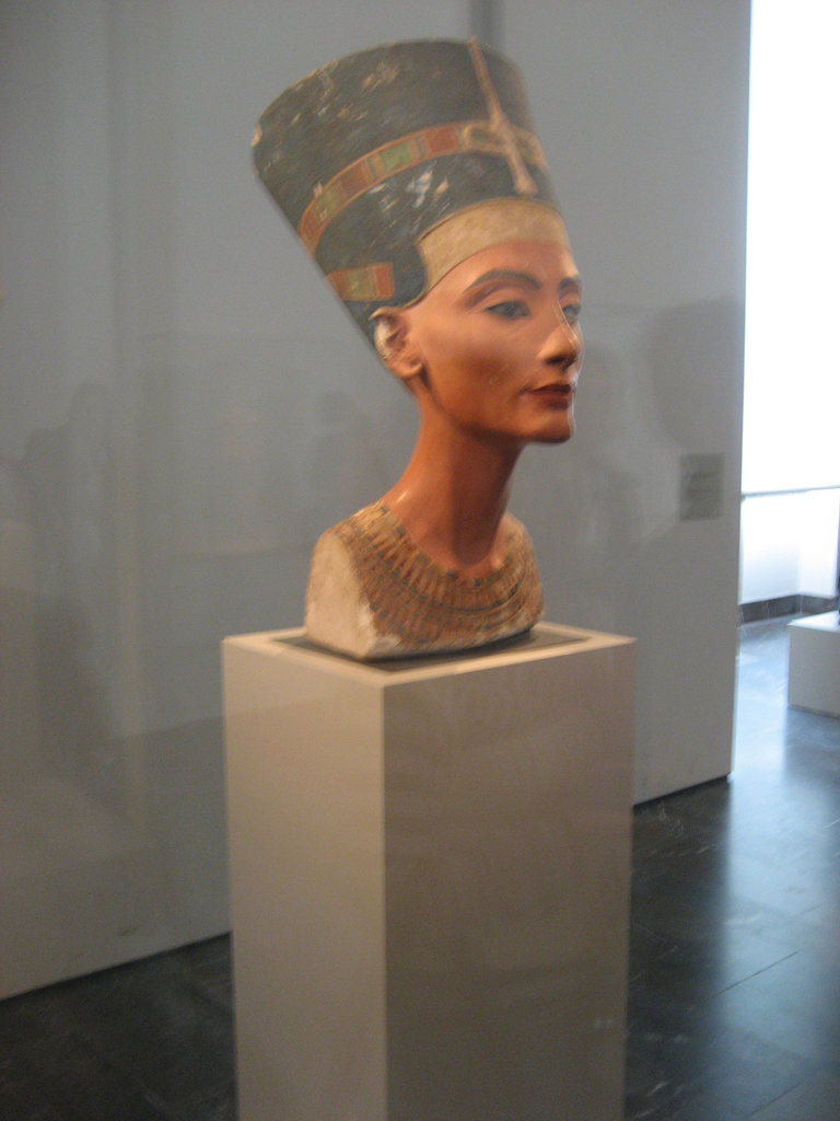 Berlin, Ägyptisches Museum, Nefertiti bust (1)