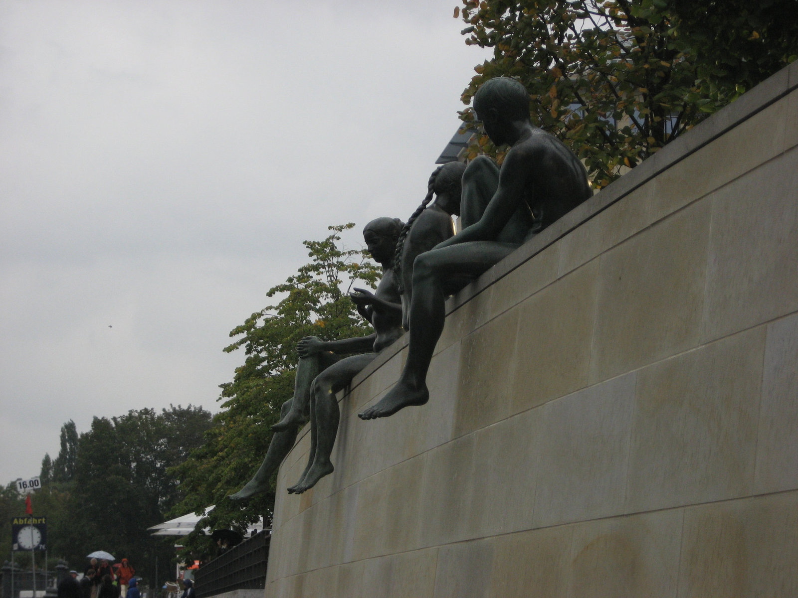 Berlin, river Spree bank sculpture (3)