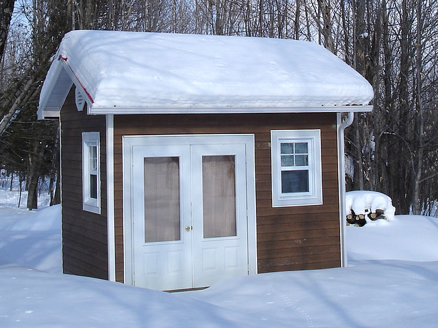 Petit chalet solitaire parmi la neige immaculée /   Small chalet among the immaculate snow - Quebec / CANADA