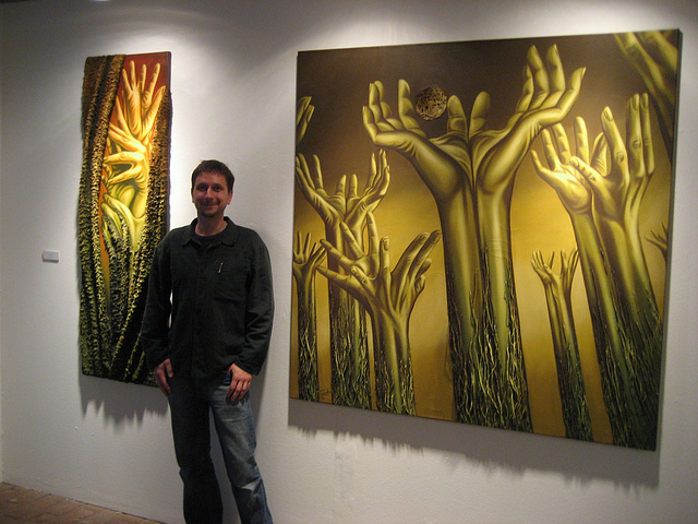 Spandau (Gotic House), the painter Uwe Tabatt between two of his works