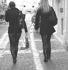 Lilette -  Cadeau du 31 décembre 2008.  Sexy duo en jeans et bottes - France.  B & W