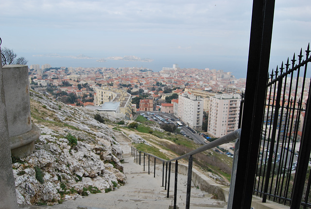 et oui , à pieds depuis le port , à Marseille