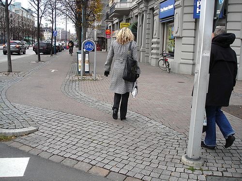 Aladin Swedish blond Lady in hammer heeled boots /  Blonde Suédoise en bottes à talons marteaux - Helsingborg / Suède.  22 Octobre 2008