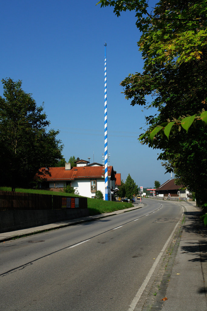 Icking - Maibaum und Feuerwehrhaus