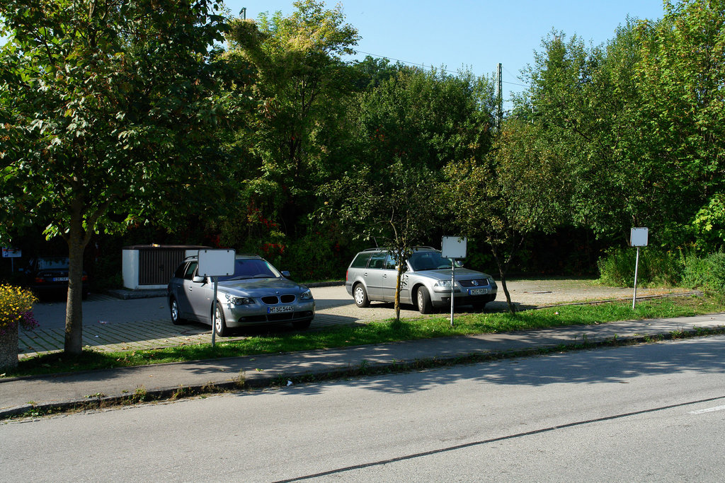 Icking - Parkplatz beim Plus-Supermarkt