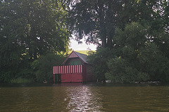 kleines Bootshaus mit Terasse