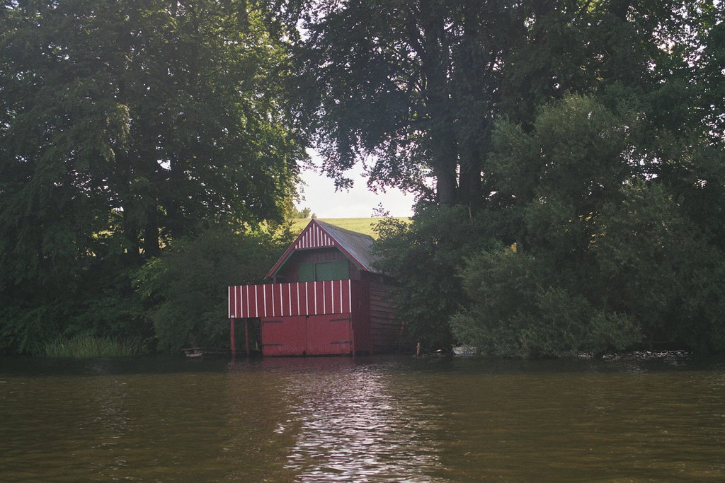 kleines Bootshaus mit Terasse